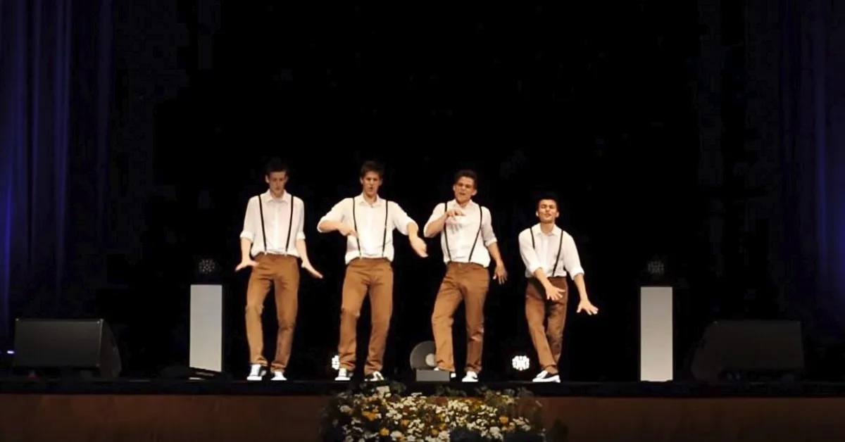 4 Chicos triunfan en el baile de graduación con lo que han creado para mostrar la transformación de la música con los años