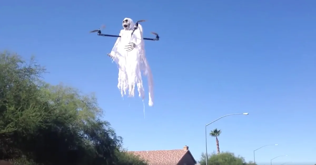 Un chico crea una decoración espeluznante para aterrorizar a todo el barrio en Halloween