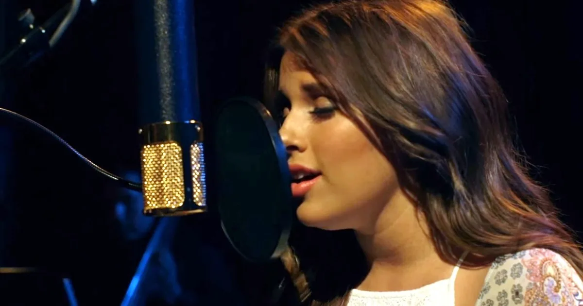 Ella canta «Aleluya» como si fuera un ángel, pero cuando se une el coro es gloria bendita
