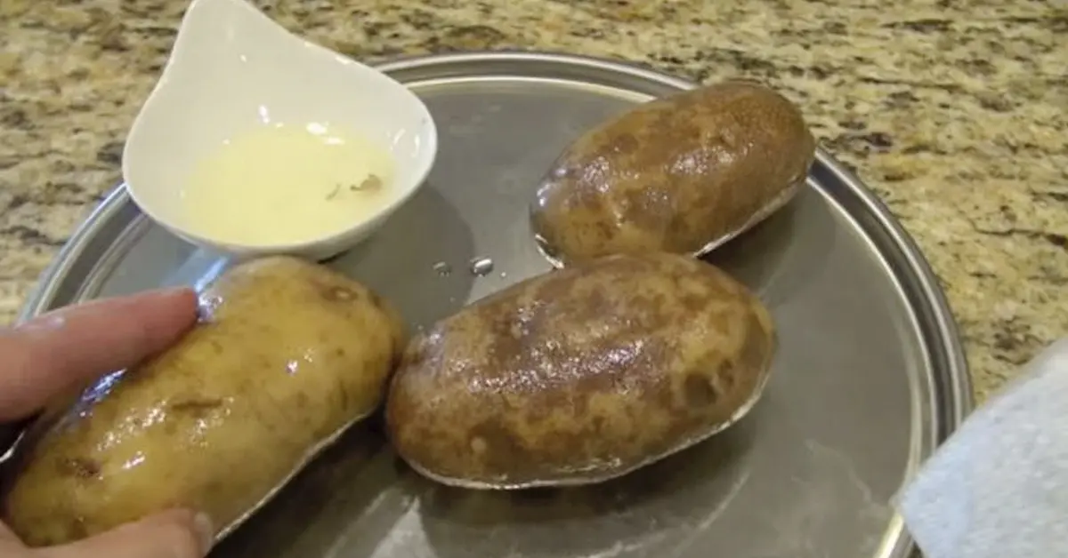 Te mostramos las dos recetas secretas de las mejores patatas asadas que hayas probado nunca