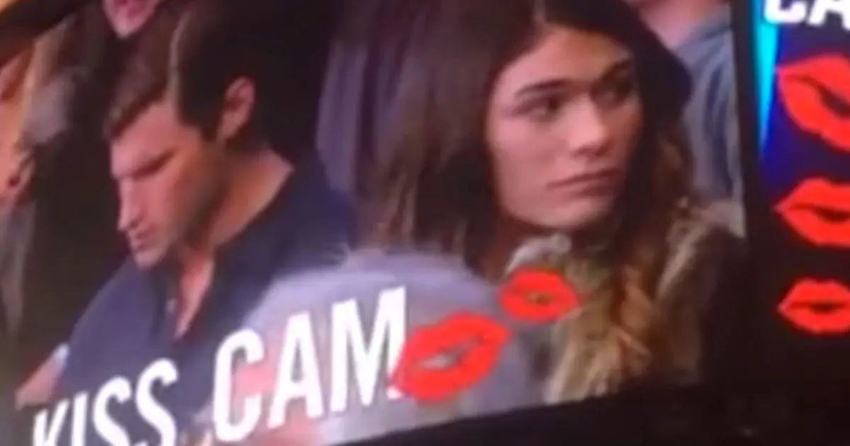 Una chica se viraliza al besar apasionadamente al chico de al lado después de que su pareja se negase a besarla en la «Kiss Cam»