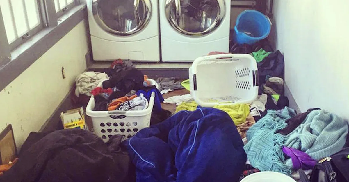 Una madre estresada se viraliza al acabar con el desastre constante de su casa