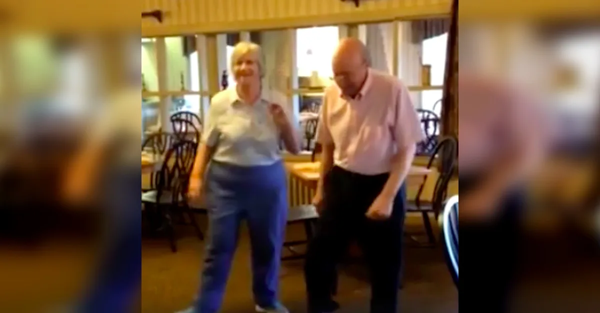 Esta pareja mayor convierte el restaurante en una pista de baile al ritmo de «Uptown Funk»
