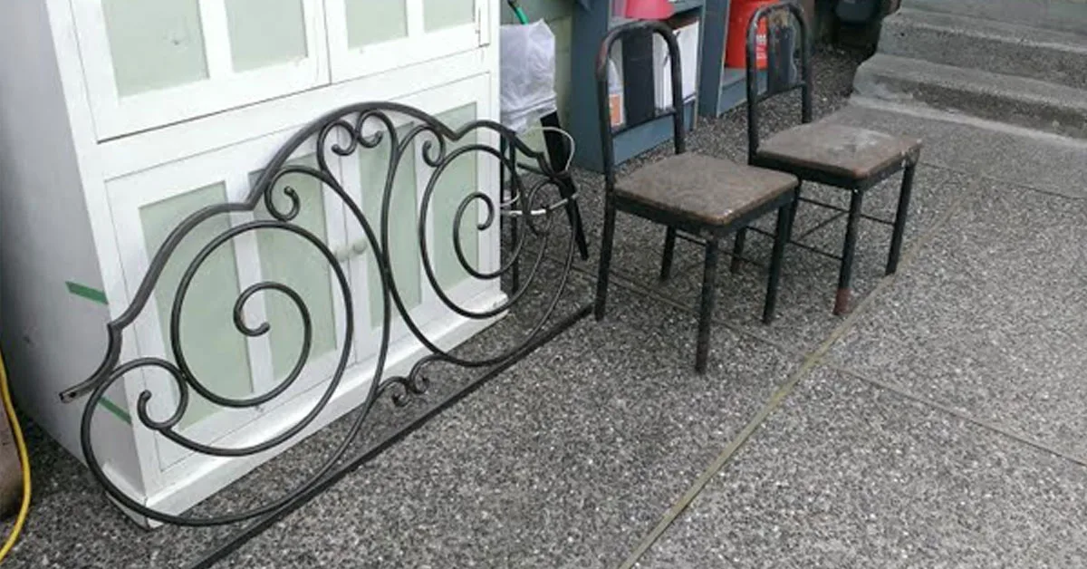 Un cabecero y dos viejas sillas metálicas para crear este increíble banco para tu casa