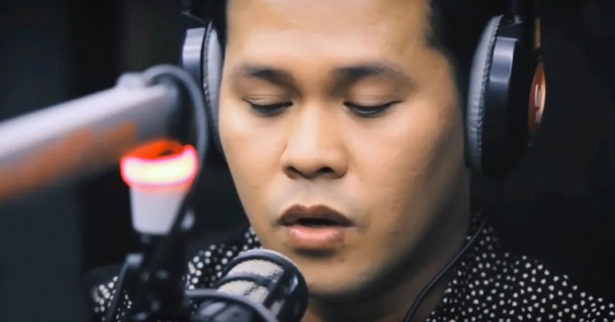 Después de 90 segundos cantando «The Prayer», la voz cambia y se hace viral