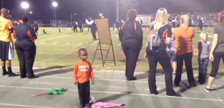 Este niño realiza un baile increíble con la música de una banda