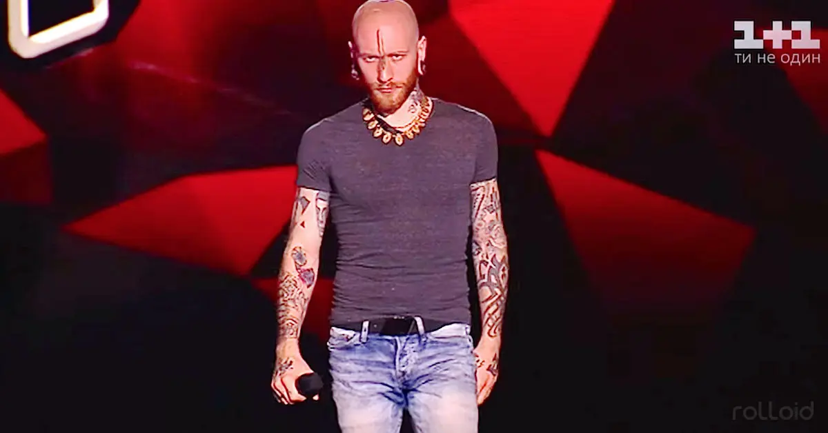 Un hombre deja mudo al público entero al subir al escenario