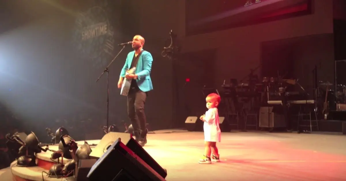 Un bebé se sube al escenario en pleno concierto y termina robándose todo el show