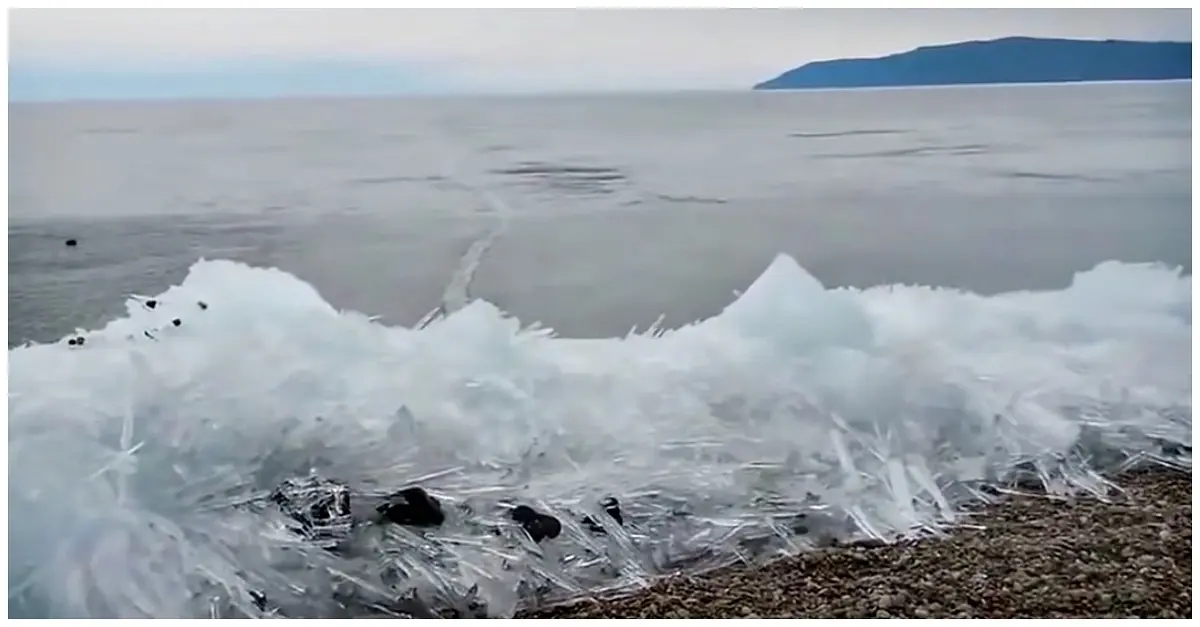 El insólito fenómeno del lago Baikal: las olas se congelan nada más tocar la orilla
